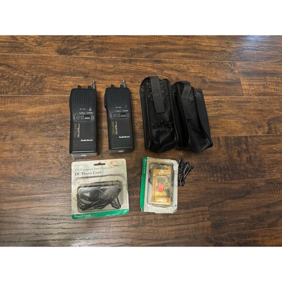 Lot of 2 Radio Shack TRC-235 Walkie Talkie CB Citizens Band Transceiver 3 Ch. - Picture 1 of 7